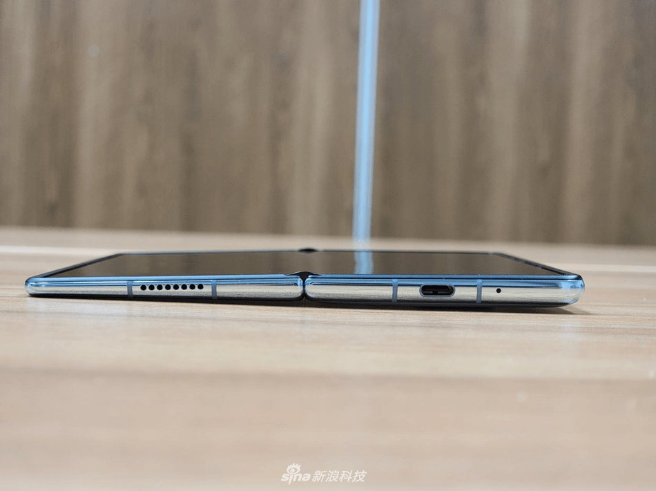 Huawei Mate X2 real machine HD real shots: the new folding design is